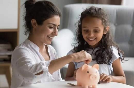 સુકન્યા સમૃદ્ધિ યોજના એક સરકારી યોજના છે જ્યાં માતાપિતા 10 વર્ષથી ઓછી ઉંમરની તેમની પુત્રીઓ માટે તેમના પૈસા રોકાણ કરી શકે છે અને તેમની પુત્રીના ભવિષ્ય માટે નોંધપાત્ર ભંડોળ એકઠું કરી શકે છે.