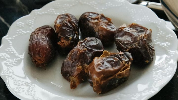 इराकी खजूर अपनी गुणवत्ता और कीमत के कारण भारतीय बाजार में खासा लोकप्रिय है. इसके बाद संयुक्त अरब अमीरात का स्थान आता है, जहां से भारत लगभग 29.6 प्रतिशत खजूर मंगाता है. यूएई न केवल उत्पादन में, बल्कि री-एक्सपोर्ट के मामले में भी अहम भूमिका निभाता है.