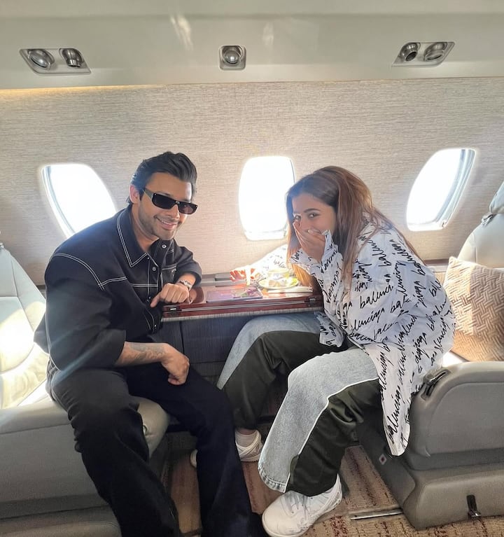 बीते दिनों खबर सामने आई कि ये सेलिब्रिटी कपल जल्द शादी के बंधन में बंधने वाला है. इसके बाद से ही फैंस के खुशी का ठिकाना नहीं है. एक के बाद एक कई रिपोर्ट्स में दोनों की शादी की डेट का जिक्र किया लेकिन किसी भी सही से पुष्टि नहीं हुई जिससे फैंस के बीच कन्फ्यूजन और भी बढ़ गया.