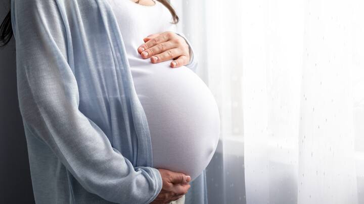 चीनमध्ये प्रकाशित झालेल्या एका रिपोर्टनुसार, गंभीर पातळीचे प्रदूषण महिलांसाठी मोठा धोका ठरत आहे. या रिपोर्टमध्ये असे म्हटले आहे की प्रदूषित वातावरणात किंवा प्रदूषणाच्या सतत संपर्कात राहिल्यामुळे महिलांच्या अंडाशयातील अंड्यांची संख्या आणि गुणवत्ता दोन्हीवर हानिकारक परिणाम होत आहेत. त्यामुळे अंड्यांची संख्या कमी होत असल्याचेही दिसून आले आहे.