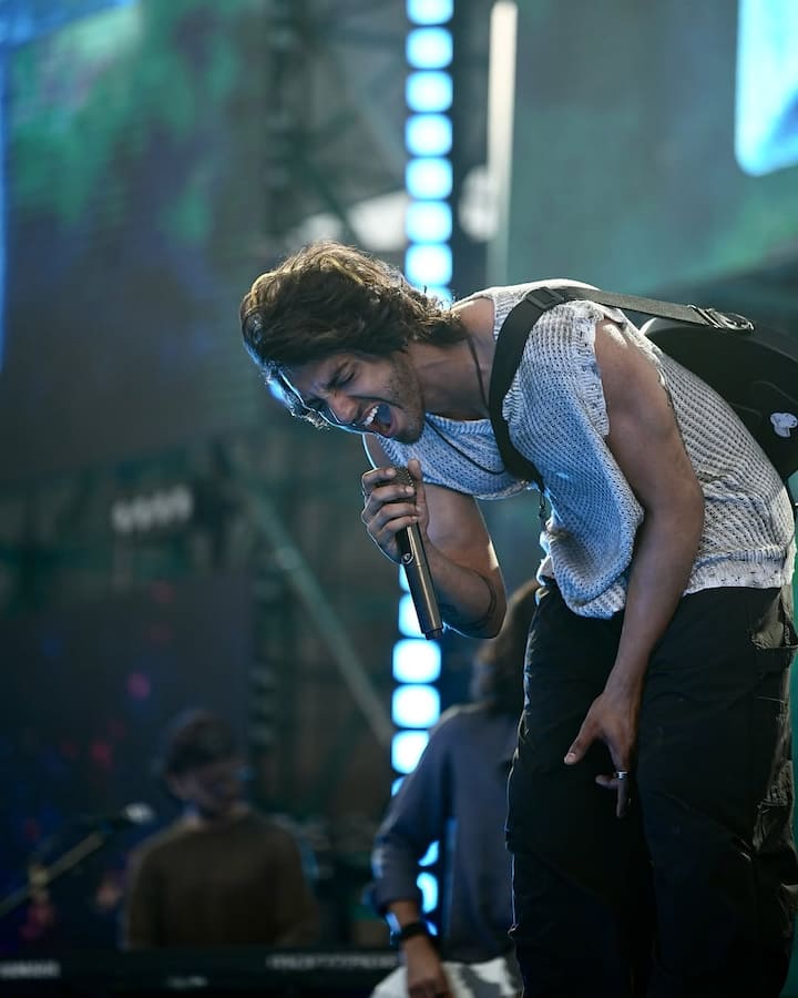 फिल्मी परिवार से होने के बावजूद अहान पांडे के लिए बॉलीवुड में डेब्यू आसान नहीं था. उन्होंने शुरुआत में पर्दे के पीछे रहकर फिल्म इंडस्ट्री के गुर सीखे. साल 2016 में उन्होंने फ्रीकी अली में असिस्टेंट डायरेक्टर के रूप में काम किया.