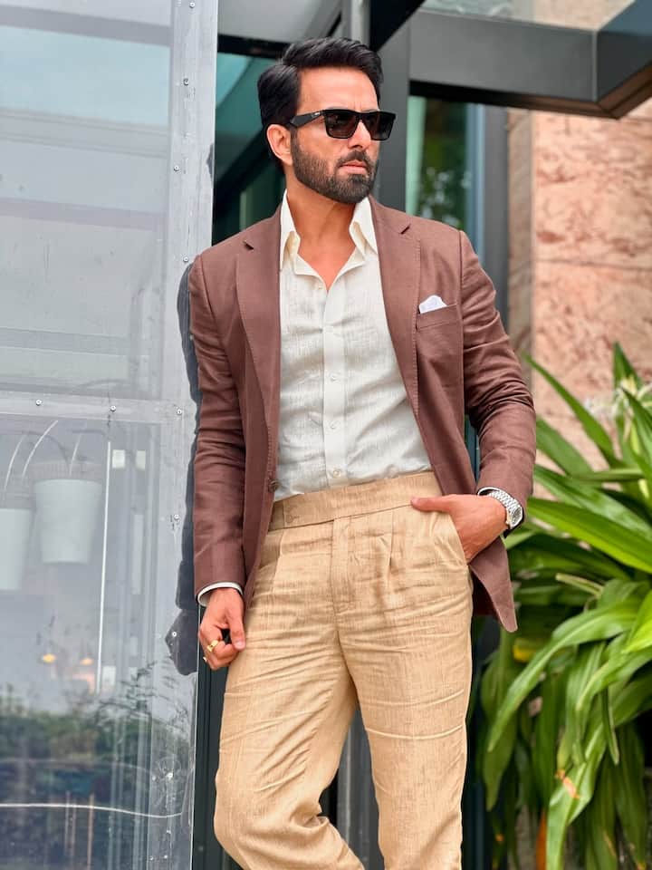 सोनू सूद ने साल की शुरुआत में फिल्म ‘फतेह’ के साथ निर्देशन की दुनिया में कदम रखा. यह फिल्म एक एक्स एजेंट की कहानी दिखाती है, जो अपनी शांत जिंदगी छोड़कर पूरे साइबर माफिया सिंडिकेट के खिलाफ जंग छेड़ देता है. फिल्म में सोनू सूद खुद लीड रोल में नजर आए, वहीं जैकलीन फर्नांडिस भी अहम भूमिका में थीं. हालांकि, फिल्म  बॉक्स ऑफिस पर खास कमाल नहीं दिखा पाई.