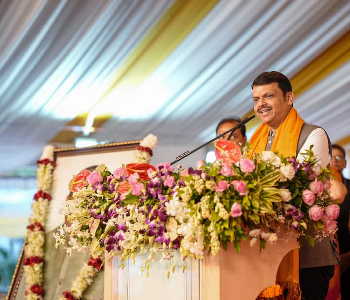 विशेष म्हणजे देवेंद्र फडणवीस यांनी हनुमान चालिसा पठण केलं. मनोज्वं मारुत्तुल्यवेगम जितेंद्रियं बुद्धिमतम् वरिष्ठम्। वातामजं वनर्युत्मुख्यं श्री रामदूतम् शरणम् प्रपद्ये !! अंजनीच्या गर्भातून वायुपुत्रो महाबलः कुमारो ब्रह्मचारी च तस्मै श्री हनुमते नमः !!! अशी हनुमान चालिसा फडणवीस यांनी म्हटलं.