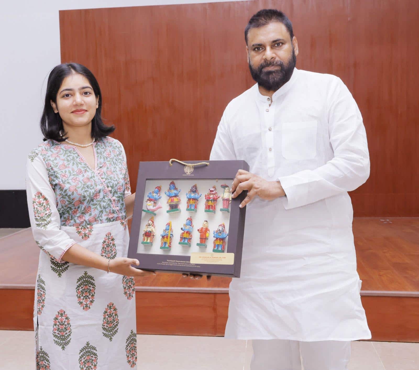 Gen Z vlogger Swathi Roja met Pawan Kalyan: పవన్ కల్యాణ్‌ను కలిసిన జెన్ Z వ్లాగర్ స్వాతి రోజా- శ్రీశైలంలో ఎదురైన అనుభవాలు తెలుసుకున్న డీసీఎం 