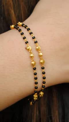 हाथ में मंगलसूत्र पहनना सही या गलत ?