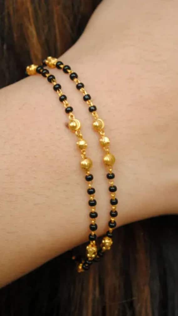 हाथ में मंगलसूत्र पहनना सही या गलत ?