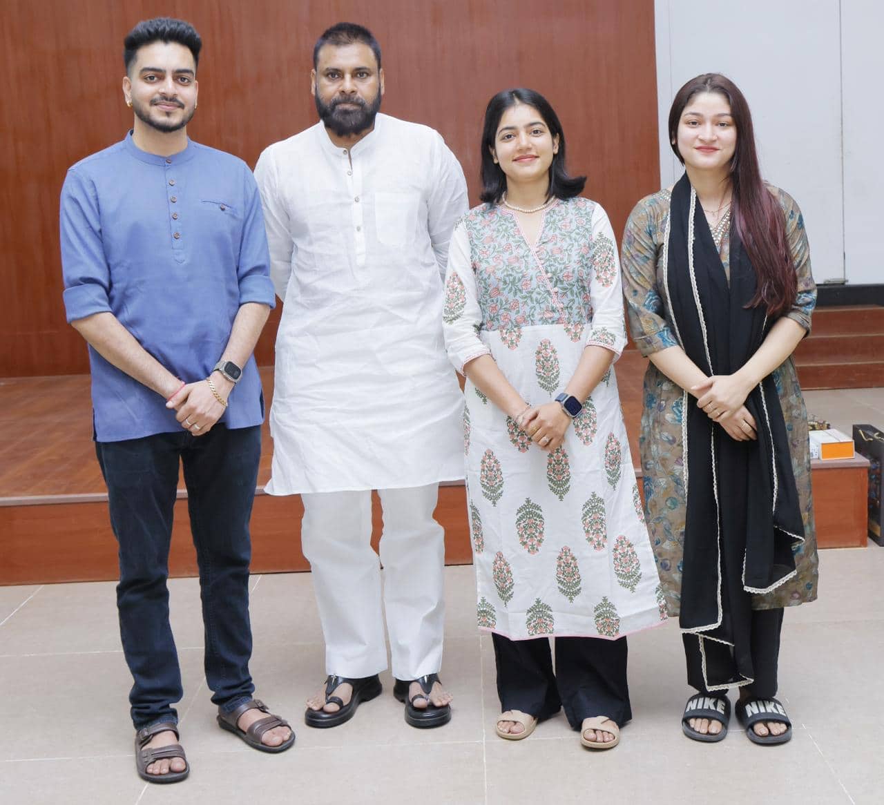 Gen Z vlogger Swathi Roja met Pawan Kalyan: పవన్ కల్యాణ్‌ను కలిసిన జెన్ Z వ్లాగర్ స్వాతి రోజా- శ్రీశైలంలో ఎదురైన అనుభవాలు తెలుసుకున్న డీసీఎం 