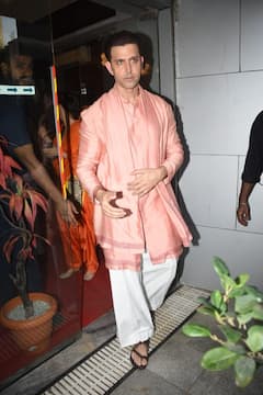 सबा आजाद के साथ फुल ट्रेडीशनल लुक में स्पॉट हुए ऋतिक रोशन, कपल पर प्यार लुटा रहे फैंस