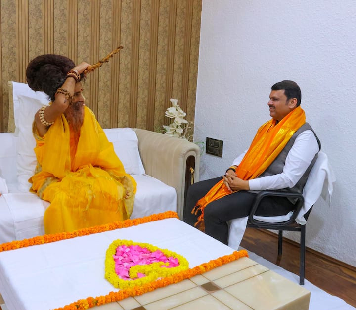 कलियुगात इतके पाप आहे की, आपला आवाज ईश्वरांपर्यंत पोहचत नाही, हनुमंत कथेच्या माध्यमातून आम्हाला आशीर्वाद मिळत राहो, अशी इच्छा देखील यावेळी मुख्यमंत्री देवेंद्र फडणवीसांनी व्यक्त केली.