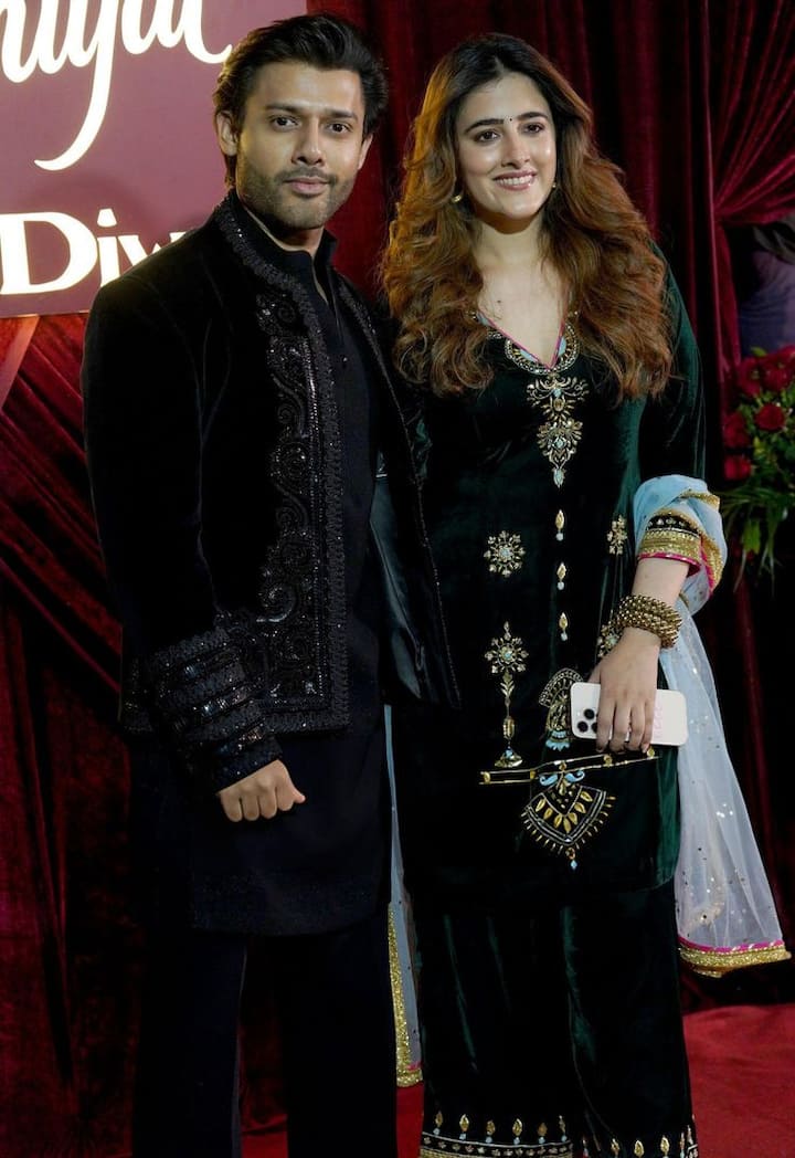 नूपुर सेनन और स्टेबिन बेन की रिश्ते की खबर ने सोशल मीडिया पर सबका ध्यान खींचा है. इन दिनों ये सेलिब्रिटी कपल अपने पर्सनल लाइफ को लेकर खूब सुर्खियां बटोर रहा है और फैंस भी दोनों के लाइफ अपडेट जानने के लिए बेताब हैं.