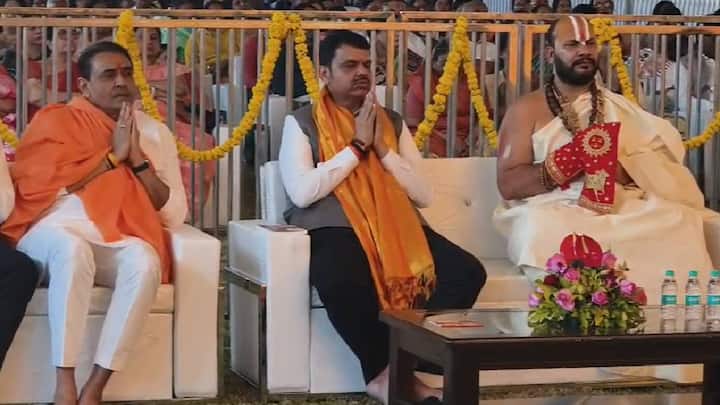 देवेंद्र फडणवीस यांनी महाराजांचा आशीर्वाद घेत हनुमान कथा ऐकण्यासाठी उपस्थित जनसमुदायाला मार्गदर्शन केलं. त्यानंतर सद्गुरू ऋतेश्वर महाराजांच्या कथा मुख्यमंत्री देवेंद्र फडणवीस यांनी बसून ऐकल्या
