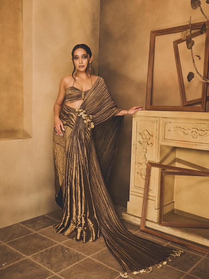 સયાનીનો ગ્લેમરસ સાડી લૂક ચાહકોને દિવાના બનાવી રહ્યો છે. નવા લૂકમાં એક્ટ્રેસ ખૂબ જ સુંદર લાગી રહી છે. ફેન્સ પણ તેના આ બોલ્ડ લૂકના વખાણ કરી રહ્યા છે.