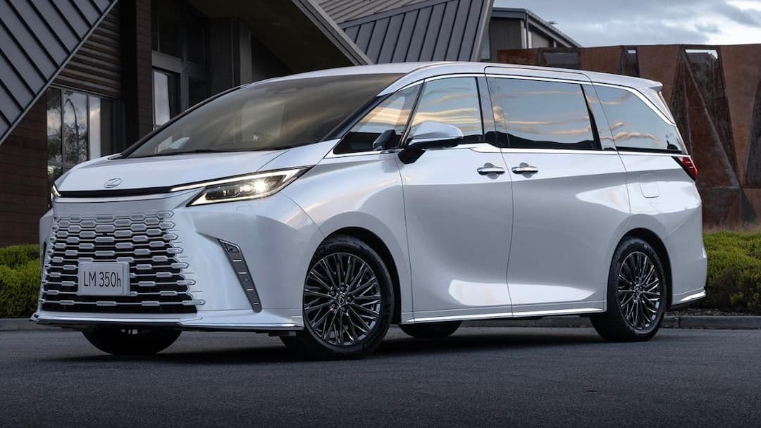 TVK Vijay Car: விஜய்யின் Lexus LM 350h கார் இத்தனை கோடியா? அப்படி என்ன இருக்குதுப்பா அந்த கார்ல!