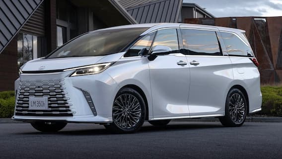 TVK Vijay Car: விஜய்யின் Lexus LM 350h கார் இத்தனை கோடியா? அப்படி என்ன இருக்குதுப்பா அந்த கார்ல!