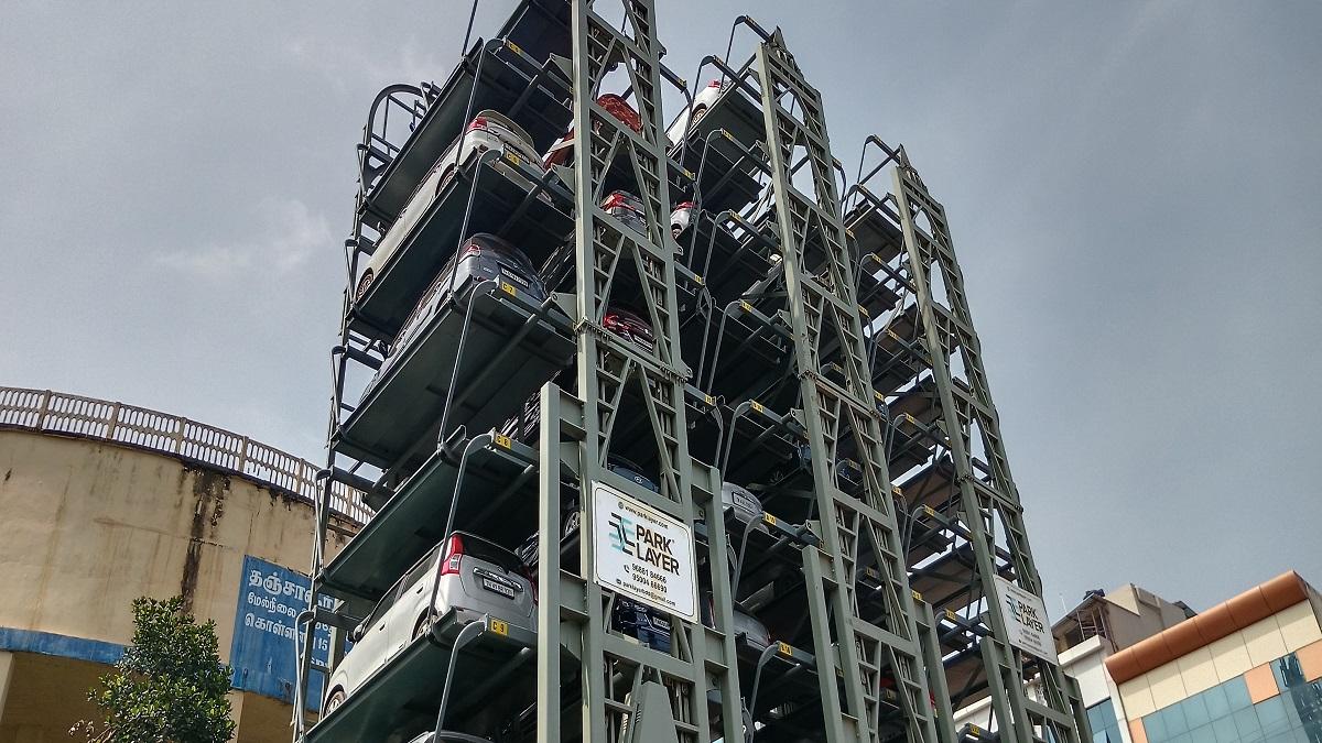 போக்குவரத்து நெரிசலுக்கு முற்றுப்புள்ளி... சிறப்பாக செயல்படும் ஹைட்ராலிக் லிப்ட் பார்க்கிங்: தஞ்சை மேயருக்கு குவியும் பாராட்டு