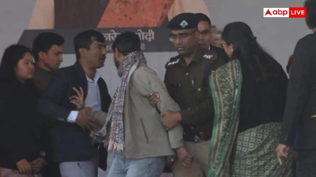 Uttarakhand BJP leaders clashed over sitting on stage with CM pushkar Singh dhami in almora ann अल्मोड़ा में सीएम धामी के साथ मंच पर बैठने को लेकर आपस में भिड़े बीजेपी नेता, दोनों में हुई तीखी बहस
