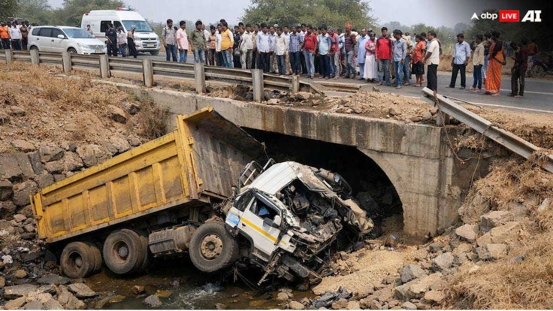 Damoh Chhatarpur State Highway Accident dumper falls Congress Leader and two other died दमोह-छतरपुर हाईवे पर बड़ा हादसा, 25 फिट नीचे गिरी डंपर, गिट्टी में दबे कांग्रेस नेता समेत 3 की मौत