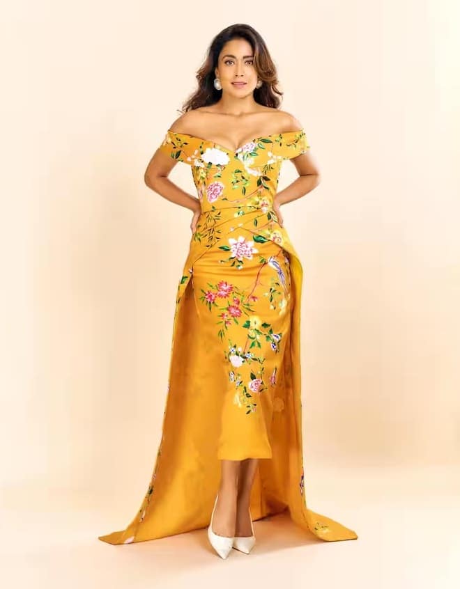 इस पीले रंग की ड्रेस में अभिनेत्री बेहद खूबसूरत लग रही हैं। उन्होंने अपने लुक को और भी आकर्षक बनाने के लिए सफेद हील्स पहनी हैं।