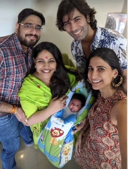 दानिश पंडोर ने 22 दिसंबर 2025 को अपना बर्थडे सेलिब्रेट किया. इस खास मौके पर फैंस से लेकर सेलेब्स तक ने उन्हें बधाईयां दीं. लेकिन, दानिश को विश कर एक हसीना लाइमलाइट में छा गई और वो हैं अहाना कुमरा.