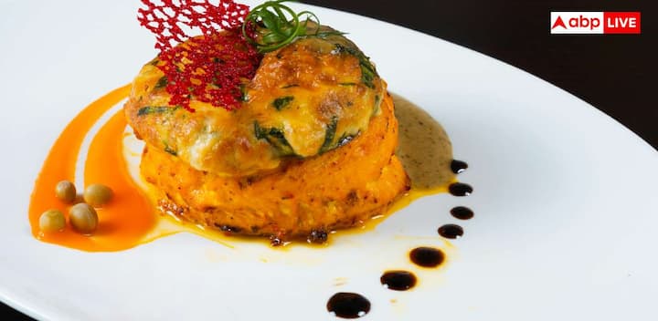 लक्जरी और महंगे रेस्टोरेंट या होटलों में गेस्ट के सामने एक समय पर एक ही डिश रखी जाती है, क्योंकि यहां अक्सर गेस्ट के लिए करीब 4 से 8 कोर्स मील होता है. हर कोर्स में अलग अलग डिश होती है, जैसे स्टार्टर, मेन कोर्स, इसके बाद डेजर्ट और ड्रिंक भी परोसे जाते हैं. इससे गेस्ट बिना किसी परेशानी के सभी कोर्स को आराम से एन्जॉय कर पाता है.