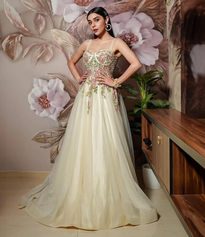 टीवी इंडस्ट्री की टैलेंटेड और खूबसूरत एक्ट्रेस ईशा सिंह इन दिनों अपने लुक्स और स्टाइल को लेकर जबरदस्त चर्चा में हैं.