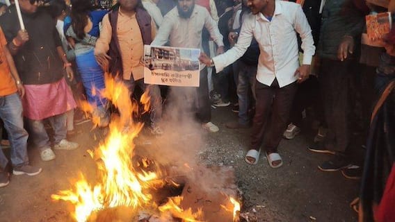 Barricades Breached, Slogans Raised Outside Bangladesh High Commission Over Hindu Killing | VIDEO