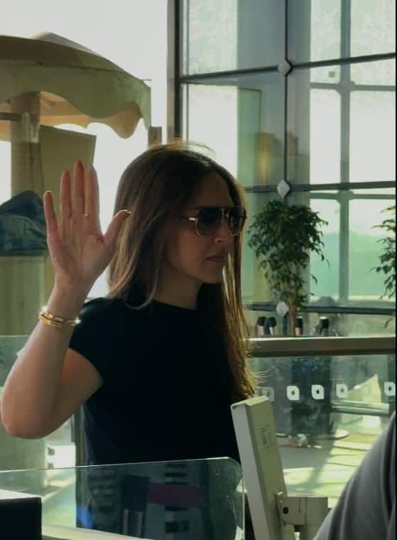 ईशा देओल को हाल ही में एयरपोर्ट पर स्पॉट किया गया. एयरपोर्ट से उनकी फोटोज औ वीडियोज वायरल हैं.