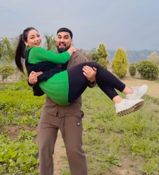 अरमान ने अपने सोशल मीडिया हैंडल पर अपने नए गाने 'वल्ला वल्ला' पर बच्चों की नैनी संग रील वीडियो शेयर किया है.