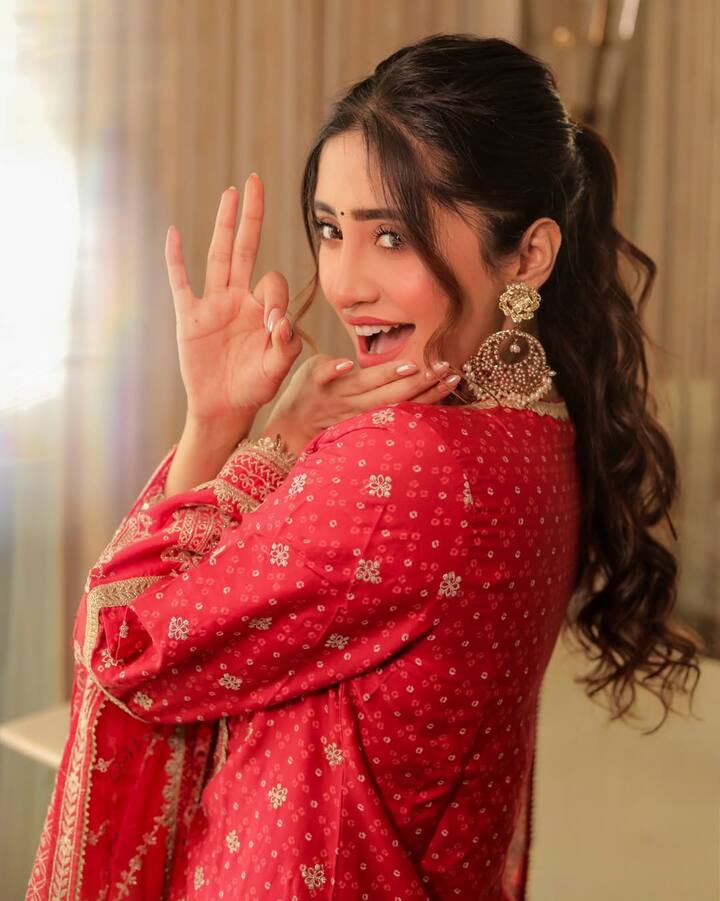 शिवांगी ने अपने करियर की शुरुआत खेलती है जिंदगी आंख मिचोली से की थी. हालांकि, उन्हें सबसे ज्यादा पहचान ये रिश्ता क्या कहलाता है से मिली थी.