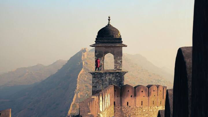 अरावली केवल सुंदर पर्वत श्रृंखला ही नहीं, बल्कि भारत की प्राकृतिक दीवार भी है. यह थार रेगिस्तान को फैलने से रोकती है, कई नदियों जैसे लूनी और बनास का उद्गम स्थल है, और जलवायु संतुलन में महत्वपूर्ण भूमिका निभाती है.