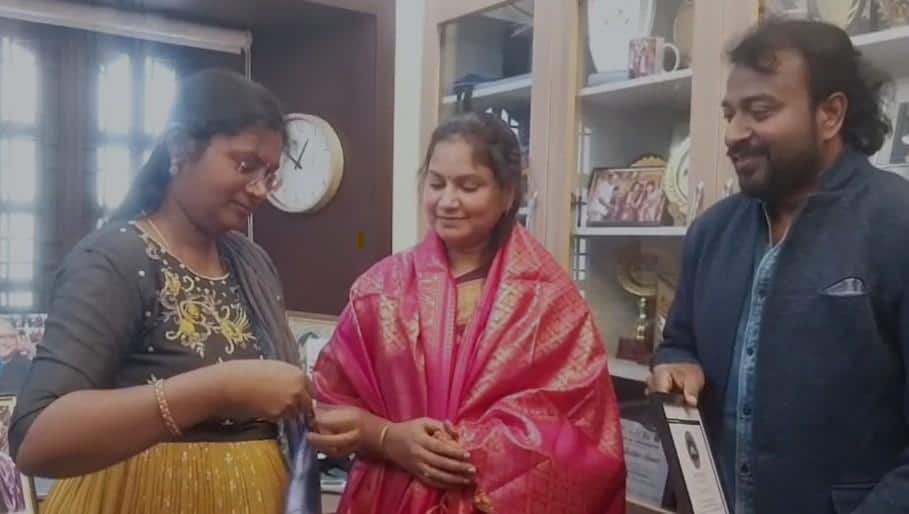 கடலூர் மாலினி பாலாஜி: நீரில் 15 நிமிடம் மிதந்து சாதனை! யோகா மூலம் அசத்தல், குவியும் வாழ்த்து