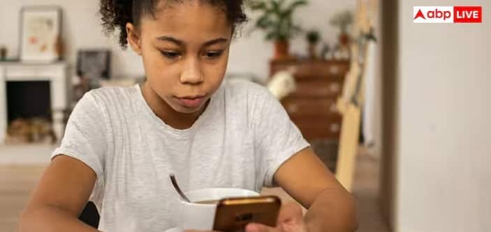 ભારતમાં બાળકોમાં સ્ક્રીન ટાઇમ વધવો એ એક ગંભીર ચિંતાનો વિષય છે. આપણે ઘણીવાર આપણી આસપાસ અને ઘરોમાં જોયું છે કે બાળકો હવે મોટાભાગનો સમય બહાર રમવાને બદલે મોબાઇલ ફોનનો ઉપયોગ કરી રહ્યા છે. અભ્યાસથી લઈને રમતગમત અને મિત્રતા સુધી બધું જ સ્ક્રીન દ્વારા થઈ રહ્યું છે. શહેરોમાં રહેતા બાળકોમાં સામાન્ય રીતે મોબાઇલનો ઉપયોગ વધ્યો છે, જેના કારણે તેમના માતાપિતામાં ચિંતા વધી રહી છે. ઘણા માતાપિતા માને છે કે મોબાઇલ ફોનનો વધતો ઉપયોગ તેમના બાળકોના વર્તનમાં પણ ફેરફાર કરી રહ્યો છે.