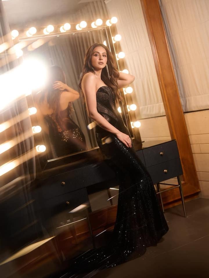 रकुल प्रीत सिंह ने हाल ही में इंस्टाग्राम पर अपनी खूबसूरत तस्वीरें शेयर की. जहां उनका लुक बेहद ही ग्लैमरस नजर आया.