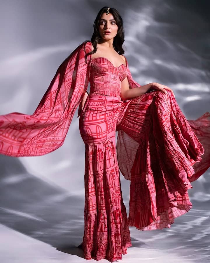 ' तारक मेहता' में भूतनी ट्रैक के दौरान दिखाया गया था कि गोकुलधाम सोसाइटी के लोग एक बंगले में फंस जाते हैं, इस दौरान उन लोगों का आमना-सामना एक भूतनी से होती है.इस ट्रैक ने लोगों को खूब हंसाया भी था और रोमांच से एंटरटेन भी किया था.