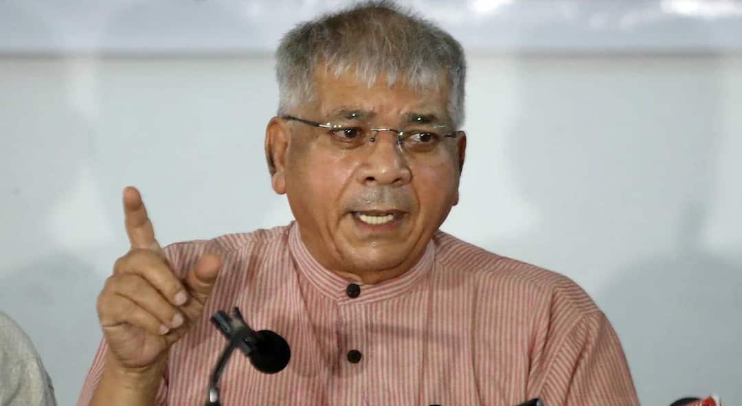 Prakash Ambedkar statement regarding alliance with Congress and other parties for Maharashtra Mahanagarpalika Election politics marathi news Prakash Ambedkar: नवरदेव तयार, मुली पाहण्याचा कार्यक्रमही सुरू, मुलगी पसंद आल्यानंतर लगीन लावू; काँग्रेससह इतर पक्षांसोबतच्या आघाडीवर प्रकाश आंबेडकरांचं सूचक विधान