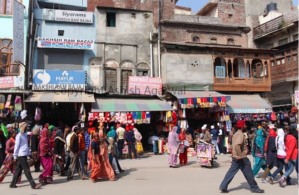 ਦੱਸ ਦੇਈਏ ਕਿ ਸਰਕਾਰੀ ਨੋਟੀਫਿਕੇਸ਼ਨ ਅਨੁਸਾਰ, ਵਰਲਡ ਸਿਟੀ ਵਿੱਚ ਚੱਲ ਰਹੀਆਂ ਮੀਟ, ਮੱਛੀ, ਤੰਬਾਕੂ ਅਤੇ ਸ਼ਰਾਬ ਦੀਆਂ ਦੁਕਾਨਾਂ ਨੂੰ ਸ਼ਹਿਰ ਦੇ ਇਸ ਪਵਿੱਤਰ ਖੇਤਰ ਤੋਂ ਬਾਹਰ ਤਬਦੀਲ ਕਰਨ ਦੀ ਪ੍ਰਕਿਰਿਆ ਸ਼ੁਰੂ ਕਰ ਦਿੱਤੀ ਗਈ ਹੈ। ਇਸ ਸਬੰਧ ਵਿੱਚ ਨਗਰ ਨਿਗਮ ਕਮਿਸ਼ਨਰ ਬਿਕਰਮਜੀਤ ਸਿੰਘ ਸ਼ੇਰਗਿੱਲ ਦੇ ਨਿਰਦੇਸ਼ਾਂ ਹੇਠ ਇੱਕ ਮਹੱਤਵਪੂਰਨ ਮੀਟਿੰਗ ਹੋਈ।