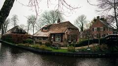 दुनिया की वह जगह जहां न सड़कें…न ट्रैफिक… न प्रदूषण, गलियों में ऐसे घूमते हैं लोग