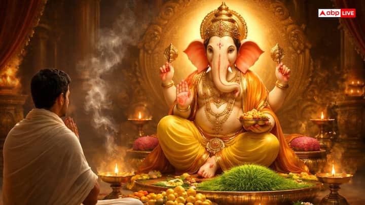 2. गणपति जिन्हें विघ्नहर्ता कहा जाता है. मान्यता है कि जब भी जातक उनके नाम से बुधवार को व्रत रखते हैं और “ॐ गं गणपतये नमः” का जाप करते हैं, तो उनकी  जीवन में आ रही सभी बाधाएं दूर होने लगती हैं और उसके अटके काम बनने लगते हैं.