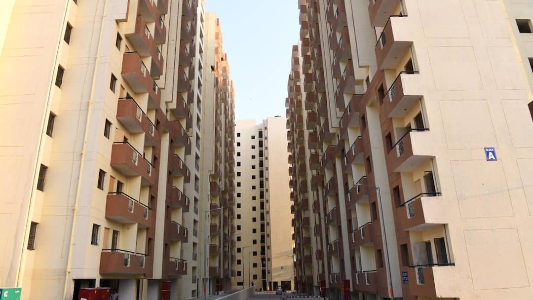 Delhi Karmayogi Awas Yojana for DDA flats in Delhi CM Rekha Gupta ann दिल्ली: नए साल पर सरकारी कर्मचारियों को तोहफा, इस आसान तरीके से मिलेगा घर, बस करना होगा ये काम