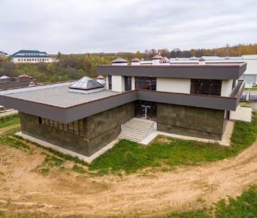 ਨਵੇਂ ਨਿਯਮਾਂ ਤਹਿਤ 300 ਤੋਂ 500 ਵਰਗ ਮੀਟਰ ਦੇ ਰਿਹਾਇਸ਼ੀ ਪਲਾਟਾਂ ਵਿੱਚ ਹੁਣ 10 ਪ੍ਰਤੀਸ਼ਤ ਗਰਾਊਂਡ ਕਵਰੇਜ ਦੀ ਸੁਵਿਧਾ ਮਿਲੇਗੀ। ਨਕਸ਼ਿਆਂ ਨੂੰ ਸਵੈ-ਪ੍ਰਮਾਣੀਕਰਨ ਯੋਜਨਾ ਰਾਹੀਂ ਮਨਜ਼ੂਰੀ ਦਿੱਤੀ ਜਾਵੇਗੀ, ਜਿਸ ਨਾਲ ਉਸਾਰੀ ਵਿੱਚ ਦੇਰੀ ਖਤਮ ਹੋਵੇਗੀ। ਸਟਿਲਟ ਪਲੱਸ ਚਾਰ ਫਲੋਰ ਦੀ ਉਸਾਰੀ ਦੀ ਇਜਾਜ਼ਤ ਦਿੱਤੀ ਗਈ ਹੈ, ਜਿਸ ਨਾਲ ਵੱਡੇ ਪਰਿਵਾਰਾਂ ਨੂੰ ਫਾਇਦਾ ਹੋਵੇਗਾ।