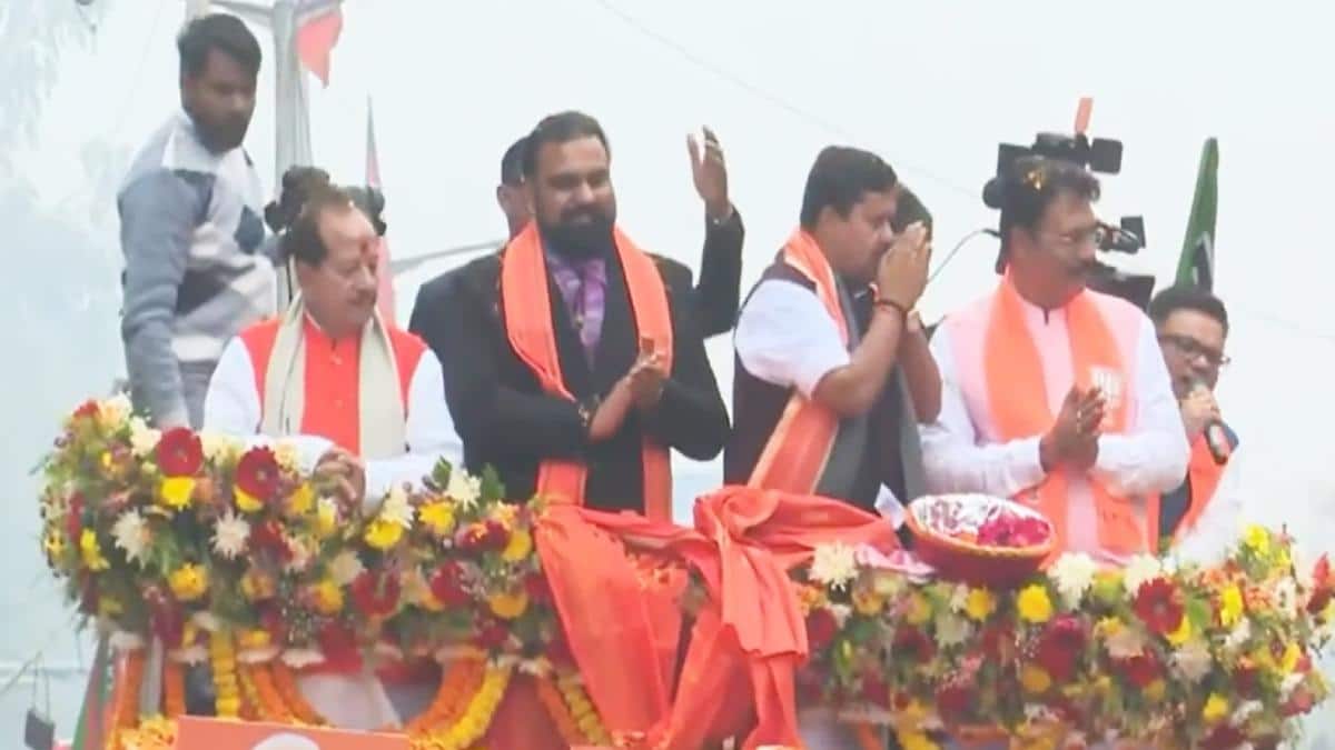 Nitin Nabin Live: रोड शो के दौरान हाथ जोड़े रहे नितिन नबीन, भीड़ देख गदगद हुए, महिलाएं भी जुटीं