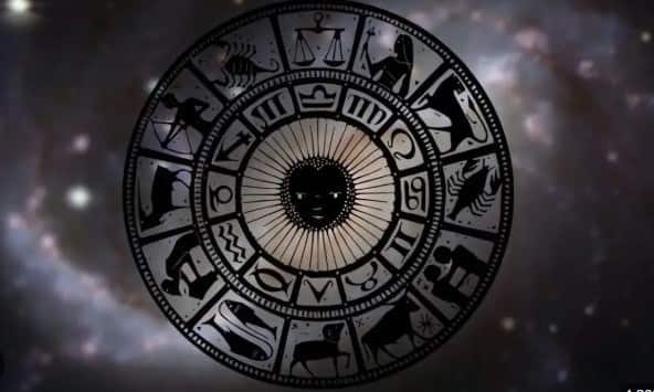 ਇਹ ਇੱਕ ਵਿਸ਼ੇਸ਼ ਕੋਣੀ ਸੰਯੋਜਨ ਹੈ ਜੋ ਉਦੋਂ ਬਣਦਾ ਹੈ ਜਦੋਂ ਦੋ ਗ੍ਰਹਿ ਇੱਕ ਦੂਜੇ ਤੋਂ 80° ਦੀ ਕੋਣੀ ਦੂਰੀ 'ਤੇ ਸਥਿਤ ਹੁੰਦੇ ਹਨ। ਦ੍ਰਿਕ ਪੰਚਾਂਗ ਦੇ ਅਨੁਸਾਰ, ਅਜਿਹਾ ਇੱਕ ਸੰਯੋਜਨ ਨਵੇਂ ਸਾਲ ਦੀ ਸ਼ੁਰੂਆਤ, 1 ਜਨਵਰੀ, 2026 ਨੂੰ ਸ਼ੁੱਕਰ ਅਤੇ ਨੈਪਚਿਊਨ ਦੀ ਭਾਗੀਦਾਰੀ ਨਾਲ ਬਣ ਰਿਹਾ ਹੈ। ਜੋਤਸ਼ੀ ਅਨੁਸਾਰ, ਸ਼ੁੱਕਰ ਅਤੇ ਨੈਪਚਿਊਨ ਦਾ ਦਵਿਚਤਰਵਿੰਸ਼ਤੀ ਯੋਗ ਸੰਤੁਲਿਤ ਖੁਸ਼ੀ, ਸੁੰਦਰਤਾ ਅਤੇ ਨੈਤਿਕ ਫੈਸਲੇ ਪ੍ਰਦਾਨ ਕਰਨ ਵਾਲਾ ਮੰਨਿਆ ਜਾਂਦਾ ਹੈ। ਆਓ ਜਾਣਦੇ ਹਾਂ ਕਿ ਕਿਹੜੀਆਂ ਚਾਰ ਰਾਸ਼ੀਆਂ ਨੂੰ ਅਥਾਹ ਦੌਲਤ ਅਤੇ ਵੱਡੀ ਸਫਲਤਾ ਮਿਲੇਗੀ?