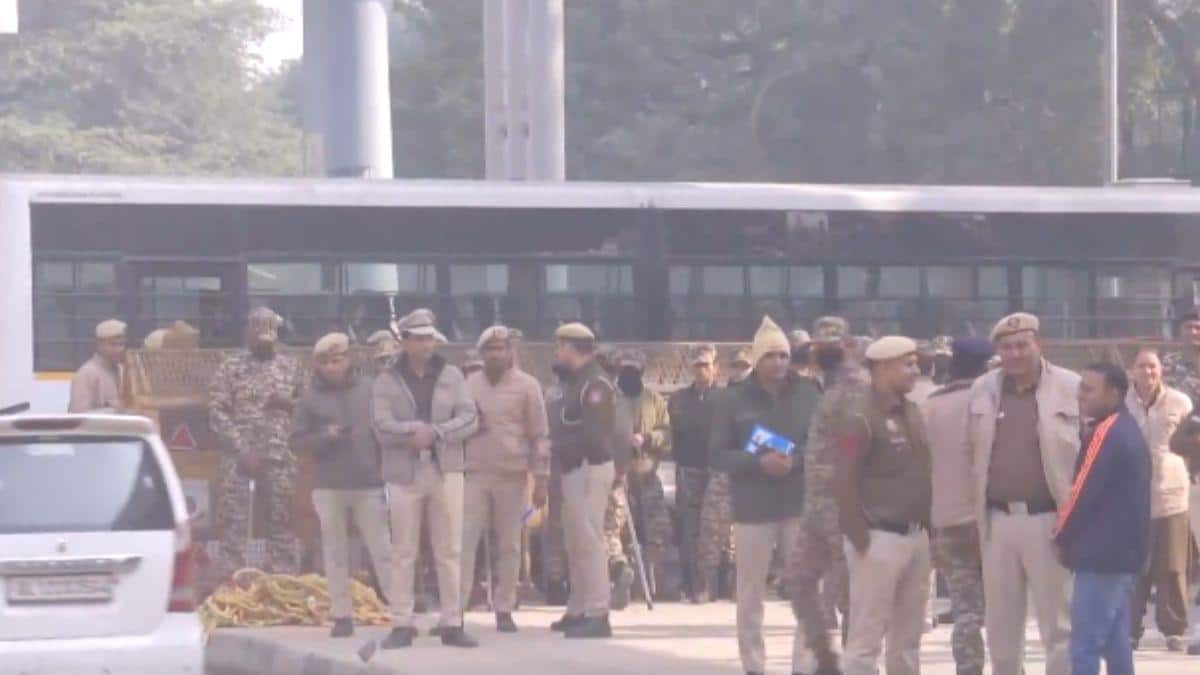 Hindu Man Lynched In Bangladesh: VHP Protests In Delhi, Try To Break Barricades | Watch