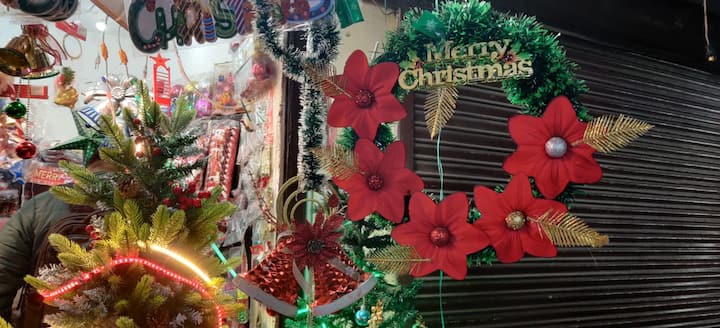 दिल्ली के अलग-अलग इलाकों में क्रिसमस का माहौल साफ नजर आने लगा है. लोग स्टार, क्रिसमस ट्री, डेकोरेटिव आइटम्स, सांता कैप, कैंडल्स और केक की खरीदारी में जुटे हुए हैं.