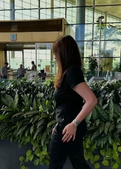 पिता धर्मेंद्र के निधन के बाद एयरपोर्ट पर दिखीं ईशा देओल, पैपराजी को जोड़े हाथ, चेहरे पर दिखी उदासी