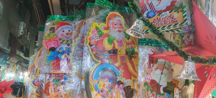 क्रिसमस से पहले ही राजधानी दिल्ली उत्सव के रंग में रंग चुकी है. बाजारों में रौनक है, चर्चों में तैयारियां पूरी हैं और लोग सजावट से लेकर मिठाइयों तक की जमकर खरीदारी कर रहे हैं.