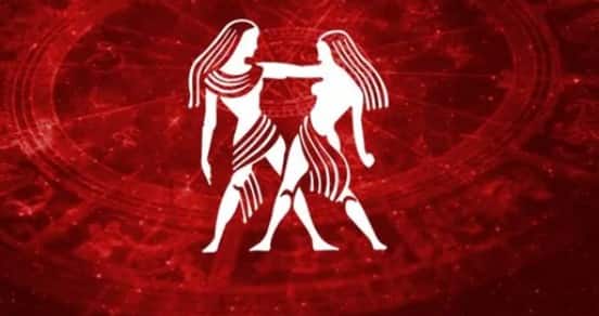 ਮਿਥੁਨ ਰਾਸ਼ੀ  ਮਿਥੁਨ ਰਾਸ਼ੀ ਦੇ ਲੋਕਾਂ ਲਈ ਇਹ ਯੋਗ ਬਹੁਤ ਸ਼ੁਭ ਰਹੇਗਾ। ਨਵੇਂ ਸਾਲ ਦੀ ਸ਼ੁਰੂਆਤ ਵਿੱਚ ਤੁਹਾਡੇ ਸਾਰੇ ਯਤਨ ਸਫਲ ਹੋਣਗੇ। ਵਿੱਤੀ ਲਾਭ ਅਤੇ ਦੌਲਤ ਵਿੱਚ ਵਾਧਾ ਹੋਵੇਗਾ। ਕੰਮ ਵਾਲੀ ਥਾਂ 'ਤੇ ਤੁਹਾਡੀਆਂ ਯੋਗਤਾਵਾਂ ਦੀ ਕਦਰ ਕੀਤੀ ਜਾਵੇਗੀ। ਰਿਸ਼ਤੇ ਇਕਸੁਰ ਰਹਿਣਗੇ, ਅਤੇ ਤੁਹਾਡੇ ਫੈਸਲੇ ਬੁੱਧੀ ਅਤੇ ਸਮਝ ਨਾਲ ਭਰੇ ਰਹਿਣਗੇ। ਇਸ ਸਮੇਂ ਦੌਰਾਨ ਤੁਹਾਡੇ ਲਈ ਨਵੇਂ ਨਿਵੇਸ਼ ਜਾਂ ਕਾਰੋਬਾਰੀ ਮੌਕੇ ਲਾਭਦਾਇਕ ਸਾਬਤ ਹੋਣਗੇ।