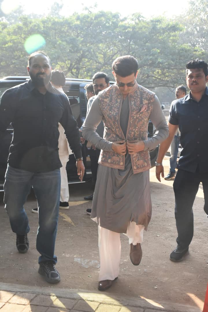 वहीं ऋतिक रोशन को ग्रे कुर्ता और व्हाइट पायजामा पहने देखा गया. उन्होंने इसी के साथ हैबी एम्ब्रॉयडरी की जैकेट पहनी. काला चश्मा लगाए ऋतिक बेहद हैंडसम लग रहे थे.