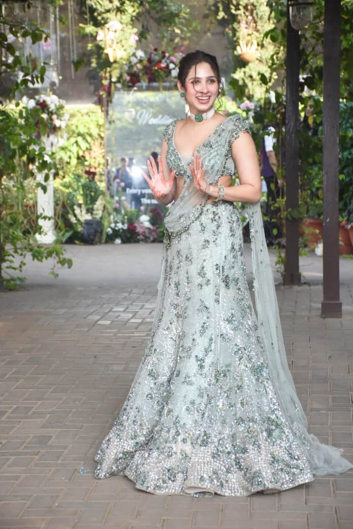 ऋतिक की कजिन और एक्ट्रेस पशमीना रोशन अपने भाई की शादी में बेहद गॉर्सिजय लग रही थीं. उन्होंने लाइट कलर का लहंगा पहना था.