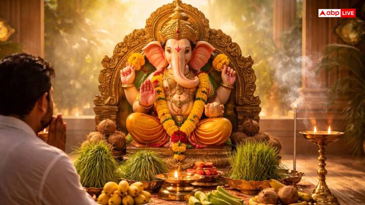 अगर आप कारोबार में तरक्की पाना चाहते हैं, तो बुधवार के दिन पूजा के समय भगवान गणेश को 11 या 21 दूर्वा अर्पित करें. मान्यता है कि जब भगवान गणेश की कृपा और बुध ग्रह का आशीर्वाद साथ मिल जाता है, तो व्यक्ति के जीवन में सफलता अपने आप आने लगती है.